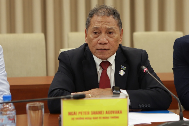 Bộ trưởng Bộ Ngoại giao v&agrave; Ngoại thương Solomon Peter Shanel Agovaka.JPG