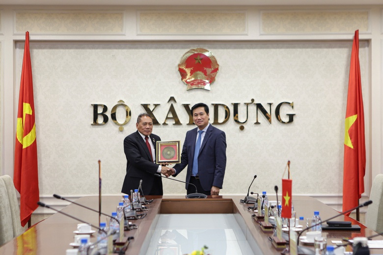 Thứ trưởng Nguyễn Tường Văn tặng qu&agrave; lưu niệm cho Bộ trưởng Bộ Ngoại giao v&agrave; Ngoại thương Solomon.JPG