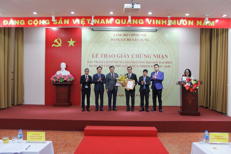 Viện Kiến tr&uacute;c quốc gia nhận giấy chứng nhận sản phẩm ch&agrave;o mừng th&agrave;nh c&ocirc;ng Đại hội đại biểu Đảng bộ Ch&iacute;nh phủ..JPG