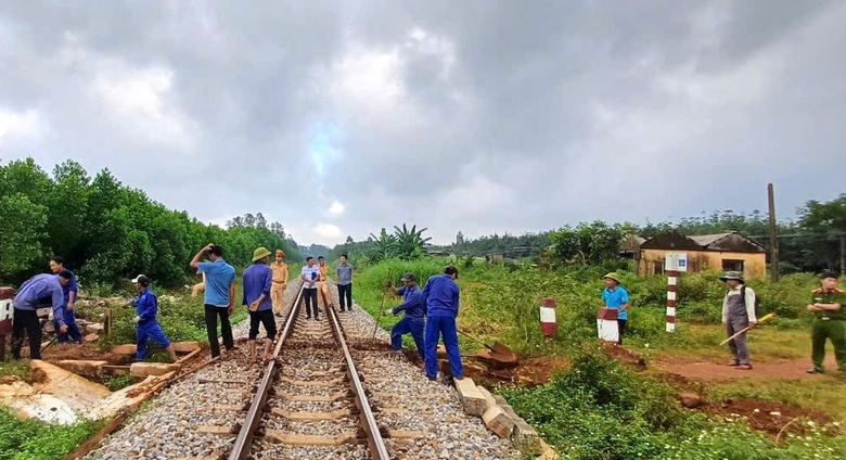Nhiều tỉnh, th&agrave;nh miền Trung t&iacute;ch cực đ&oacute;ng lối đi tự mở qua đường sắt- Ảnh 1.