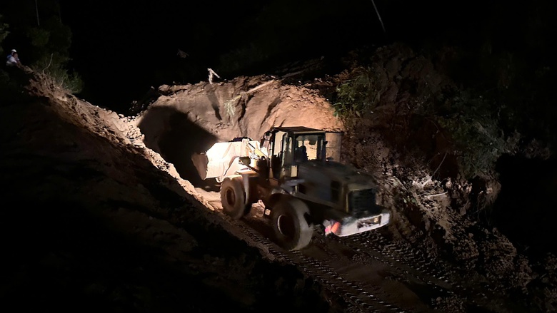 Một tuần sau b&atilde;o lũ, nhiều tuyến đường ở Quảng Ng&atilde;i vẫn bị chia cắt do sạt lở- Ảnh 3.