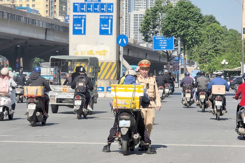 Hà Nội: Nửa ngày, xử phạt 84 tài xế dùng điện thoại khi đi xe máy- Ảnh 7. Hà Nội: Nửa ngày, xử phạt 84 tài xế dùng điện thoại khi đi xe máy- Ảnh 7.