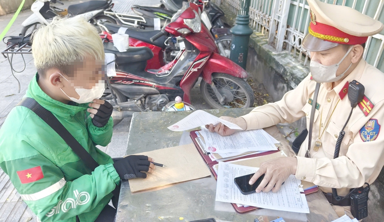 Hà Nội: Nửa ngày, xử phạt 84 tài xế dùng điện thoại khi đi xe máy- Ảnh 9. Hà Nội: Nửa ngày, xử phạt 84 tài xế dùng điện thoại khi đi xe máy- Ảnh 9.