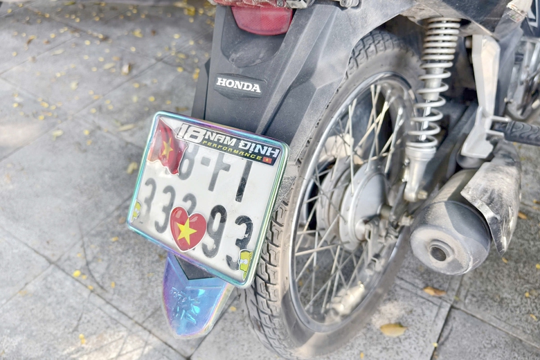 Hà Nội: Nửa ngày, xử phạt 84 tài xế dùng điện thoại khi đi xe máy- Ảnh 10. Hà Nội: Nửa ngày, xử phạt 84 tài xế dùng điện thoại khi đi xe máy- Ảnh 10.