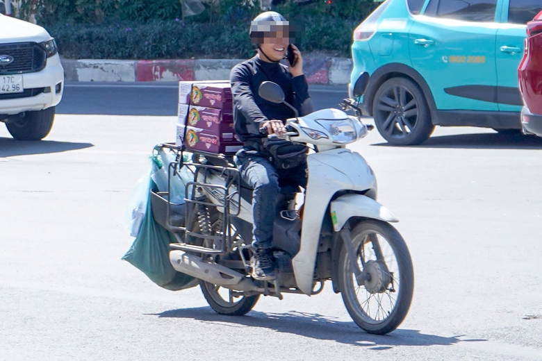 Hà Nội: Nửa ngày, xử phạt 84 tài xế dùng điện thoại khi đi xe máy- Ảnh 4. Hà Nội: Nửa ngày, xử phạt 84 tài xế dùng điện thoại khi đi xe máy- Ảnh 4.