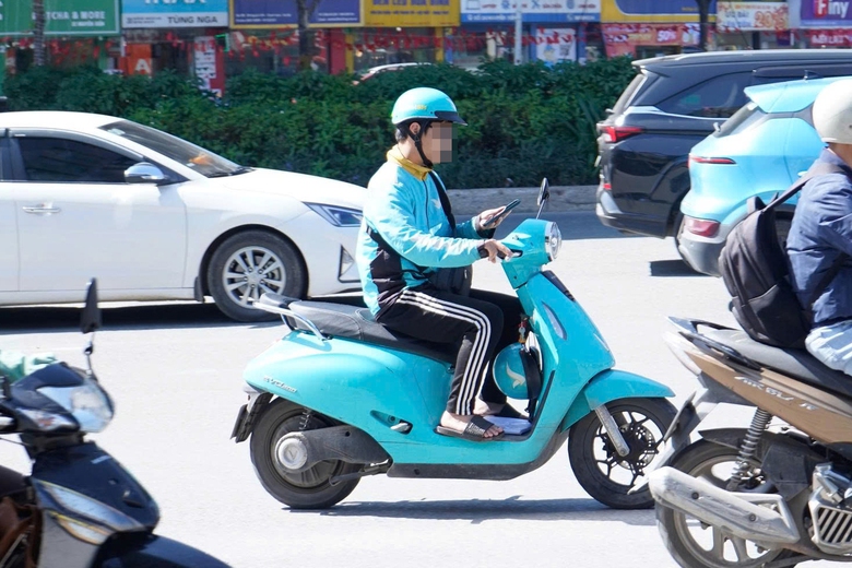 Hà Nội: Nửa ngày, xử phạt 84 tài xế dùng điện thoại khi đi xe máy- Ảnh 2. Hà Nội: Nửa ngày, xử phạt 84 tài xế dùng điện thoại khi đi xe máy- Ảnh 2.