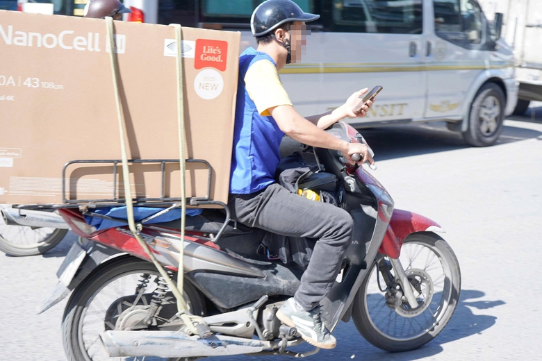 Hà Nội: Nửa ngày, xử phạt 84 tài xế dùng điện thoại khi đi xe máy- Ảnh 3. Hà Nội: Nửa ngày, xử phạt 84 tài xế dùng điện thoại khi đi xe máy- Ảnh 3.