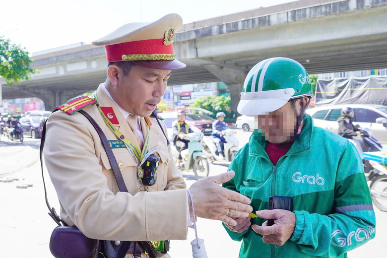 Hà Nội: Nửa ngày, xử phạt 84 tài xế dùng điện thoại khi đi xe máy- Ảnh 12. Hà Nội: Nửa ngày, xử phạt 84 tài xế dùng điện thoại khi đi xe máy- Ảnh 12.