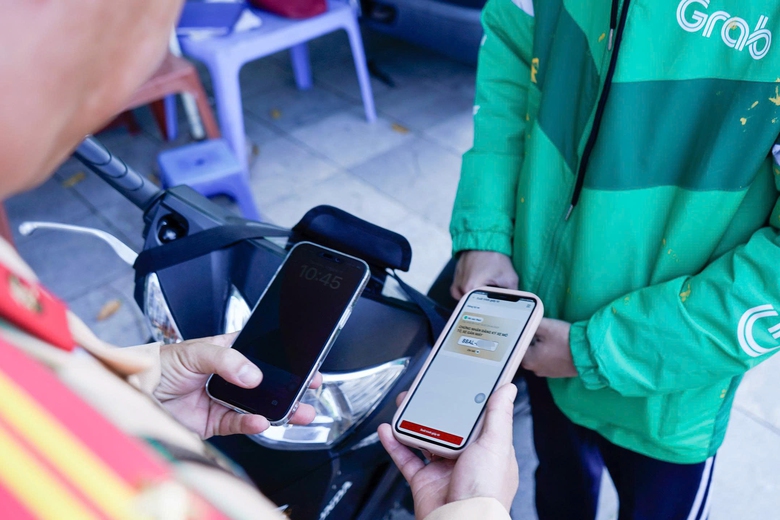 Hà Nội: Nửa ngày, xử phạt 84 tài xế dùng điện thoại khi đi xe máy- Ảnh 13. Hà Nội: Nửa ngày, xử phạt 84 tài xế dùng điện thoại khi đi xe máy- Ảnh 13.