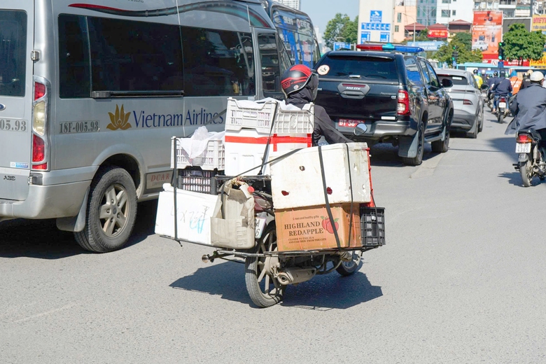 Hà Nội: Nửa ngày, xử phạt 84 tài xế dùng điện thoại khi đi xe máy- Ảnh 5. Hà Nội: Nửa ngày, xử phạt 84 tài xế dùng điện thoại khi đi xe máy- Ảnh 5.