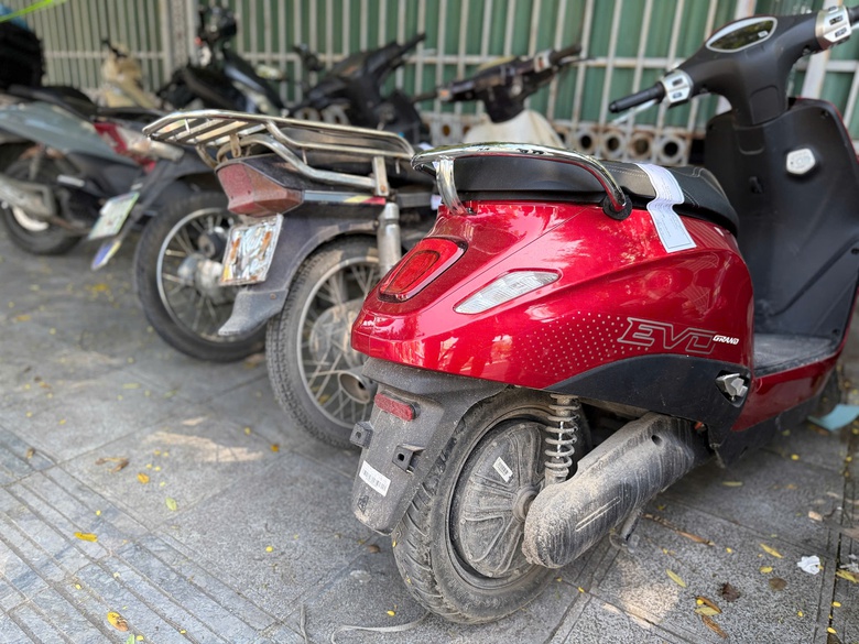 Hà Nội: Nửa ngày, xử phạt 84 tài xế dùng điện thoại khi đi xe máy- Ảnh 11. Hà Nội: Nửa ngày, xử phạt 84 tài xế dùng điện thoại khi đi xe máy- Ảnh 11.