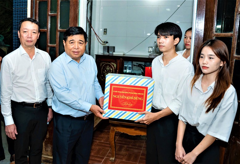 Ph&oacute; Thủ tướng Nguyễn Ch&iacute; Dũng: Kh&ocirc;ng để người d&acirc;n đ&oacute;i r&eacute;t trong b&atilde;o lũ, thi&ecirc;n tai- Ảnh 1.