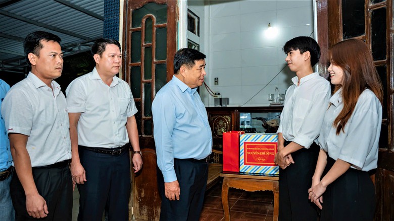 Ph&oacute; Thủ tướng Nguyễn Ch&iacute; Dũng: Kh&ocirc;ng để người d&acirc;n đ&oacute;i r&eacute;t trong b&atilde;o lũ, thi&ecirc;n tai- Ảnh 2.