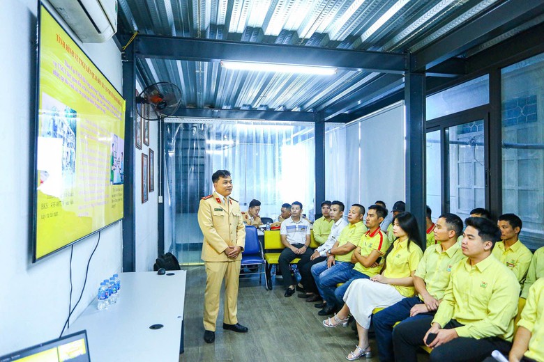 H&agrave; Nội: Tuy&ecirc;n truyền, k&yacute; cam kết bảo đảm an to&agrave;n vận tải cho t&agrave;i xế xe kh&aacute;ch li&ecirc;n tỉnh- Ảnh 1.