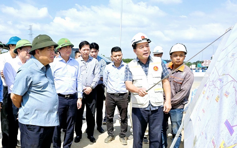 Ph&oacute; Thủ tướng Nguyễn Ch&iacute; Dũng kiểm tra c&aacute;c dự &aacute;n cao tốc, cảng biển, s&acirc;n bay ở Quảng Trị- Ảnh 1.