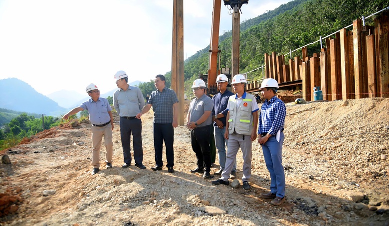 Nghi&ecirc;n cứu l&agrave;m cầu cạn tại nơi nứt mặt đường cao tốc La Sơn - H&ograve;a Li&ecirc;n- Ảnh 3.