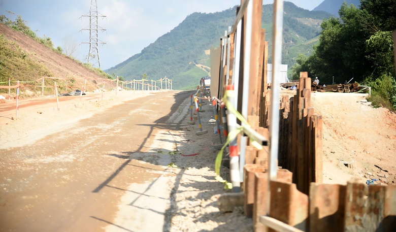 Nghi&ecirc;n cứu l&agrave;m cầu cạn tại nơi nứt mặt đường cao tốc La Sơn - H&ograve;a Li&ecirc;n- Ảnh 4.