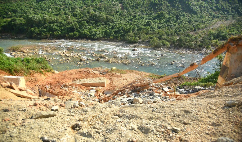 Nghi&ecirc;n cứu l&agrave;m cầu cạn tại nơi nứt mặt đường cao tốc La Sơn - H&ograve;a Li&ecirc;n- Ảnh 6.