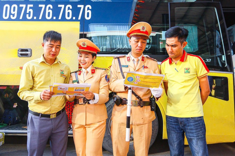 H&agrave; Nội: Tuy&ecirc;n truyền, k&yacute; cam kết bảo đảm an to&agrave;n vận tải cho t&agrave;i xế xe kh&aacute;ch li&ecirc;n tỉnh- Ảnh 2.