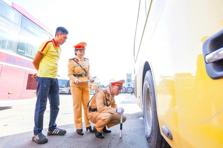 H&agrave; Nội: Tuy&ecirc;n truyền, k&yacute; cam kết bảo đảm an to&agrave;n vận tải cho t&agrave;i xế xe kh&aacute;ch li&ecirc;n tỉnh- Ảnh 3.