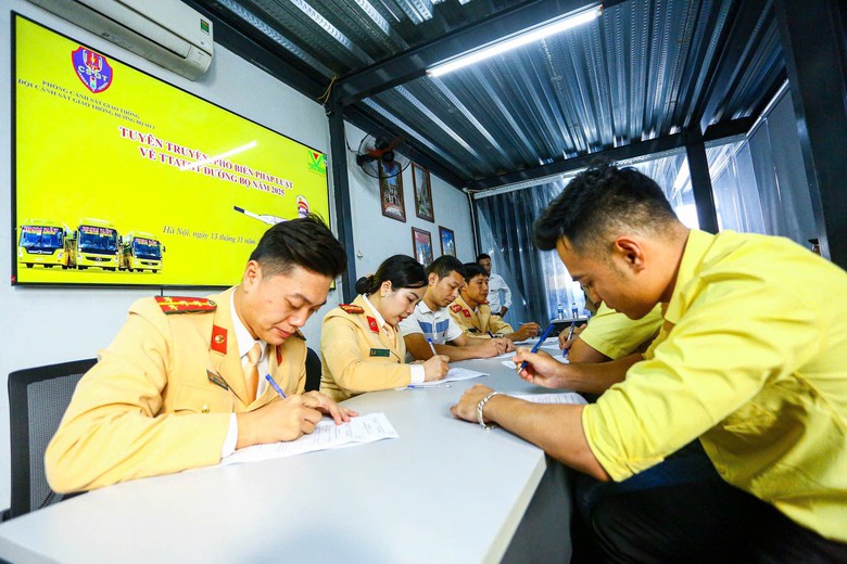 H&agrave; Nội: Tuy&ecirc;n truyền, k&yacute; cam kết bảo đảm an to&agrave;n vận tải cho t&agrave;i xế xe kh&aacute;ch li&ecirc;n tỉnh- Ảnh 5.