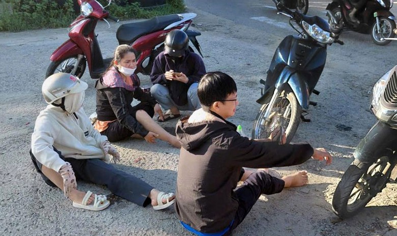 Nhiều người tham gia giao th&ocirc;ng t&eacute; ng&atilde; do c&aacute;t rơi v&atilde;i tr&ecirc;n mặt đường - Ảnh: Trung Th&agrave;nh.