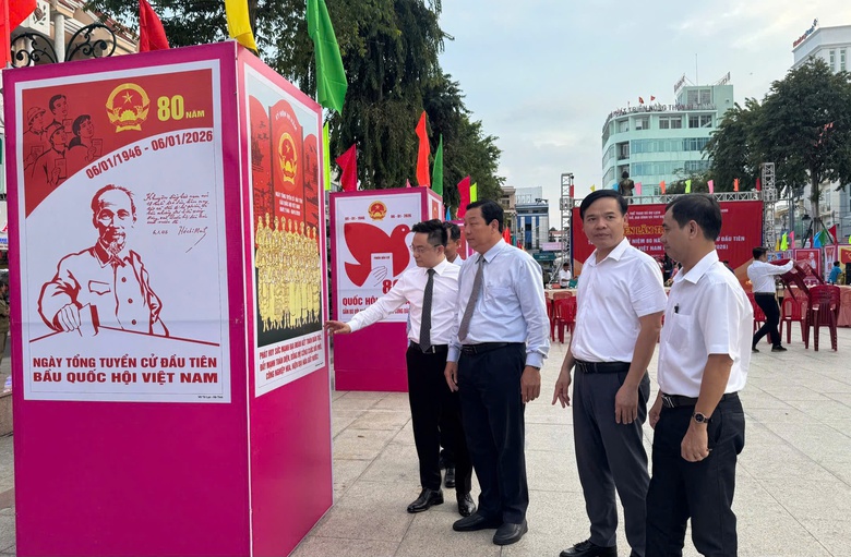 Bộ Văn h&oacute;a, Thể thao v&agrave; Du lịch khai mạc triển l&atilde;m tranh cổ động tấm lớn tại An Giang- Ảnh 3.