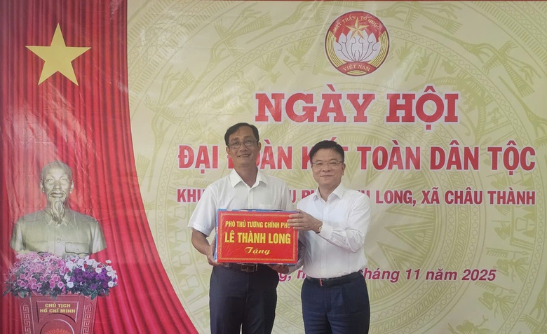 Ph&oacute; Thủ tướng L&ecirc; Th&agrave;nh Long dự ng&agrave;y hội đại đo&agrave;n kết tại An Giang- Ảnh 3.