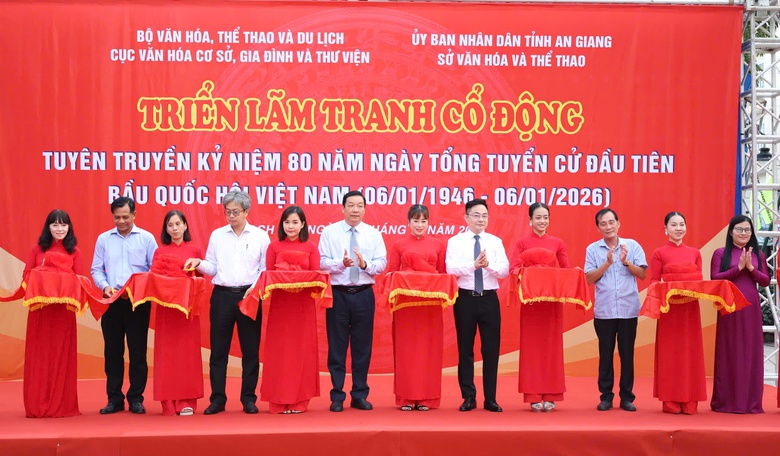 Bộ Văn h&oacute;a, Thể thao v&agrave; Du lịch khai mạc triển l&atilde;m tranh cổ động tấm lớn tại An Giang- Ảnh 1.