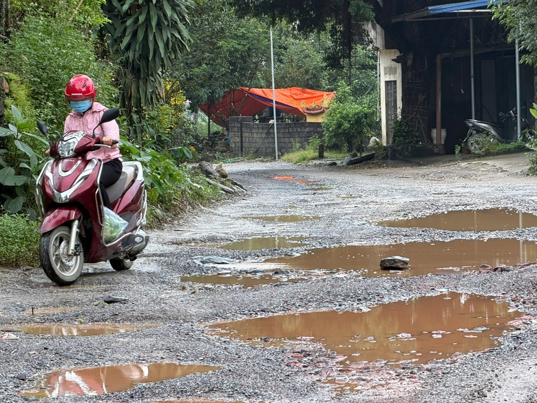 Người d&acirc;n khốn khổ băng qua tuyến đường to&agrave;n ổ tr&acirc;u ở Ph&uacute; Thọ- Ảnh 3.