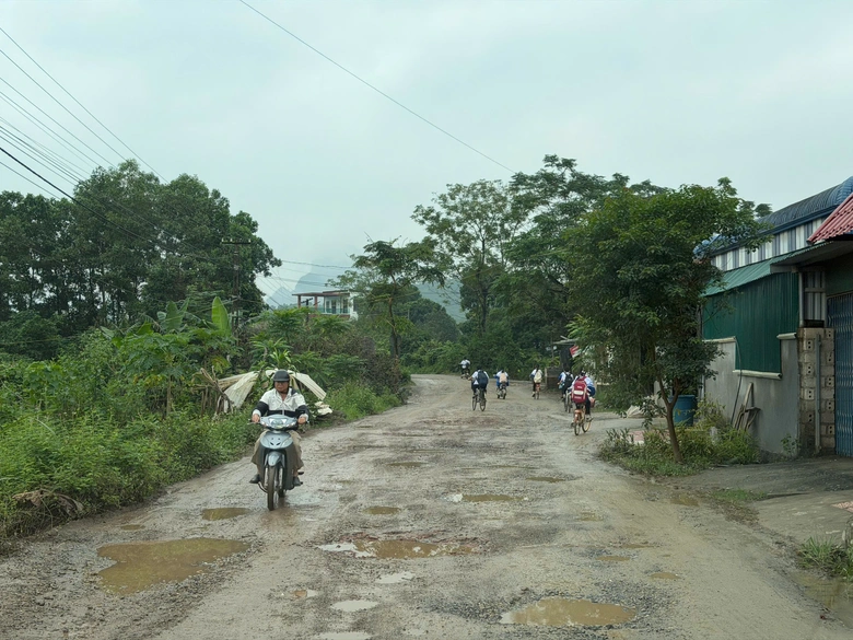 Người d&acirc;n khốn khổ băng qua tuyến đường to&agrave;n ổ tr&acirc;u ở Ph&uacute; Thọ- Ảnh 8.