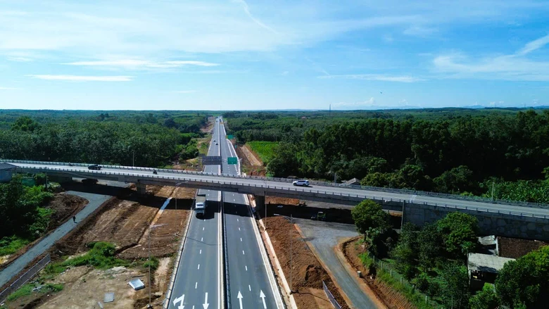 Ph&oacute; Thủ tướng Nguyễn Ch&iacute; Dũng kiểm tra c&aacute;c dự &aacute;n cao tốc, cảng biển, s&acirc;n bay ở Quảng Trị- Ảnh 2.