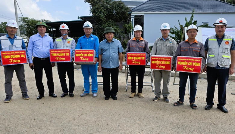 Ph&oacute; Thủ tướng Nguyễn Ch&iacute; Dũng kiểm tra c&aacute;c dự &aacute;n cao tốc, cảng biển, s&acirc;n bay ở Quảng Trị- Ảnh 3.