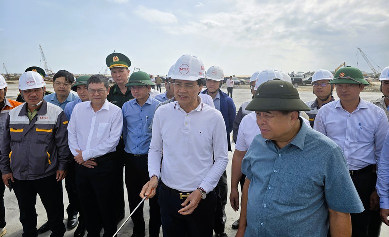 Ph&oacute; Thủ tướng Nguyễn Ch&iacute; Dũng kiểm tra c&aacute;c dự &aacute;n cao tốc, cảng biển, s&acirc;n bay ở Quảng Trị- Ảnh 4.