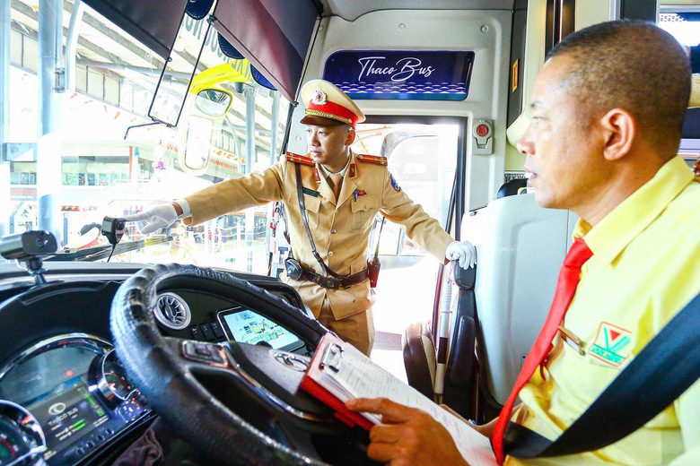 H&agrave; Nội: Tuy&ecirc;n truyền, k&yacute; cam kết bảo đảm an to&agrave;n vận tải cho t&agrave;i xế xe kh&aacute;ch li&ecirc;n tỉnh- Ảnh 4.
