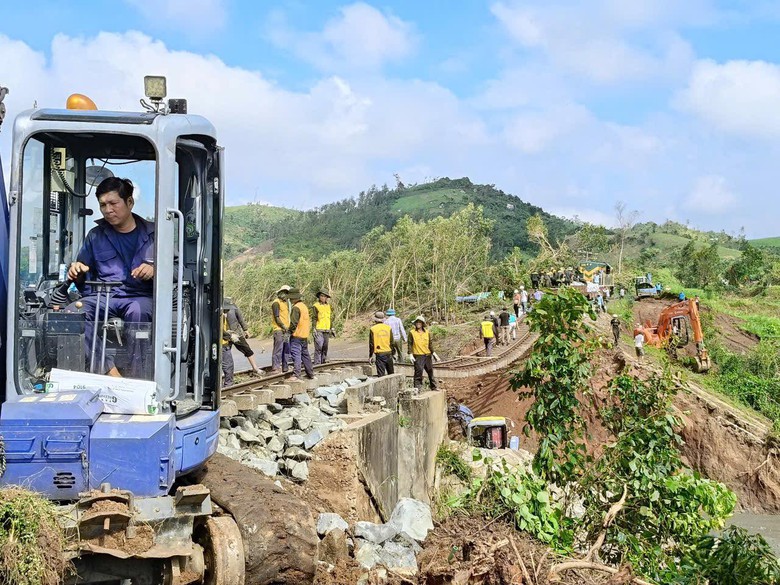 43 tỷ đồng khắc phục sự cố đường sắt sau b&atilde;o số 13- Ảnh 1.