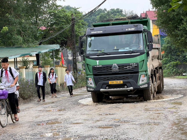 Người d&acirc;n khốn khổ băng qua tuyến đường to&agrave;n ổ tr&acirc;u ở Ph&uacute; Thọ- Ảnh 5.
