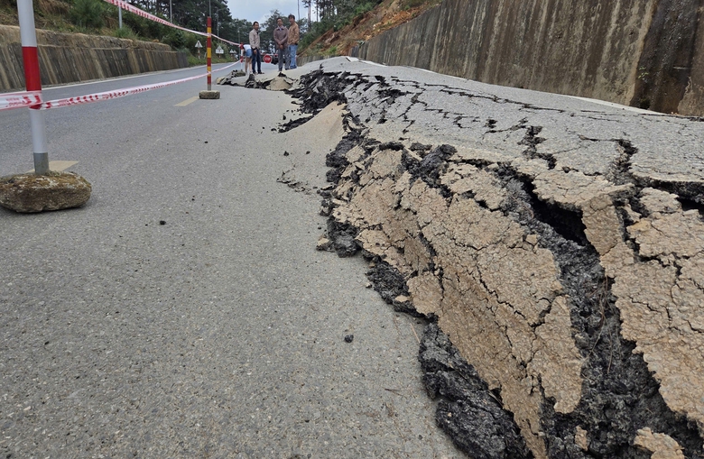 Cận cảnh đường đ&egrave;o Măng Đen tr&ecirc;n QL24 trồi l&ecirc;n 1,2m, nguy cơ bẻ g&atilde;y nền đường- Ảnh 7.