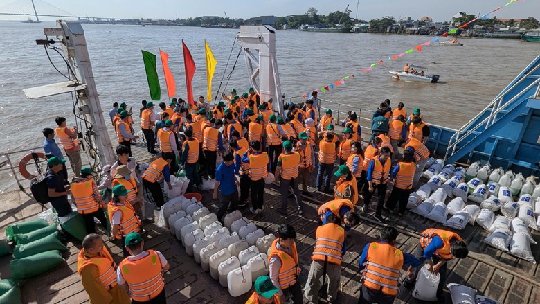 Thả hơn 2 tấn c&aacute; giống xuống s&ocirc;ng Hậu để t&aacute;i tạo nguồn lợi thủy sản- Ảnh 1.