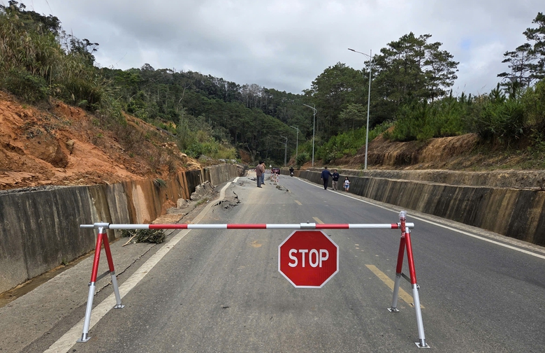 Cận cảnh đường đ&egrave;o Măng Đen tr&ecirc;n QL24 trồi l&ecirc;n 1,2m, nguy cơ bẻ g&atilde;y nền đường- Ảnh 9.