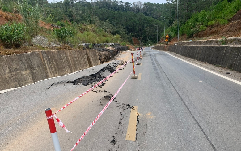 Cận cảnh đường đ&egrave;o Măng Đen tr&ecirc;n QL24 trồi l&ecirc;n 1,2m, nguy cơ bẻ g&atilde;y nền đường- Ảnh 4.