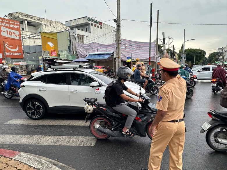 TP.HCM: Ngã tư Thủ Đức hết kẹt xe sau điều chỉnh tổ chức giao thông- Ảnh 3. TP.HCM: Ngã tư Thủ Đức hết kẹt xe sau điều chỉnh tổ chức giao thông- Ảnh 3.