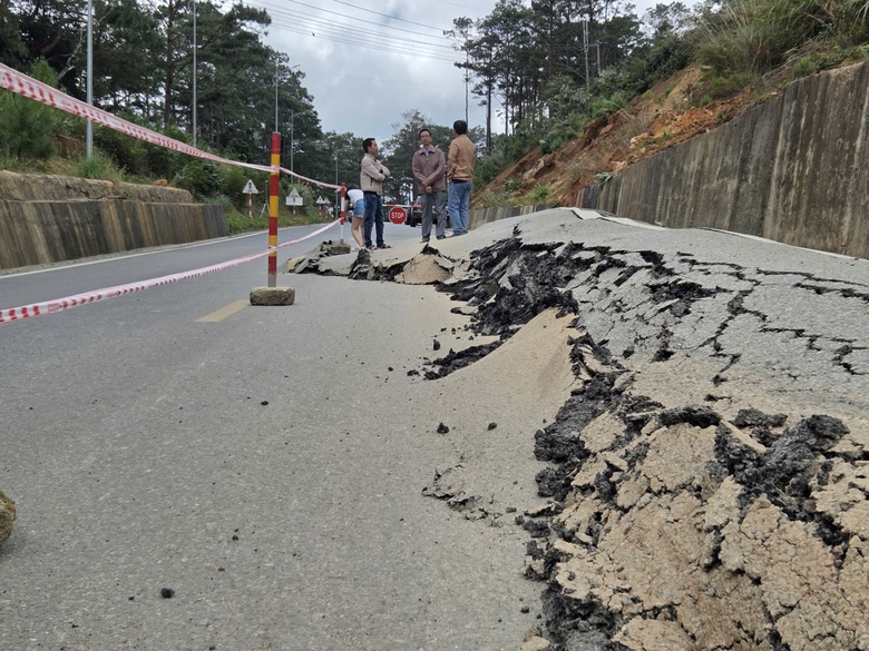 Đ&egrave;o Măng Đen tr&ecirc;n QL24 sụt l&uacute;n nghi&ecirc;m trọng- Ảnh 1.