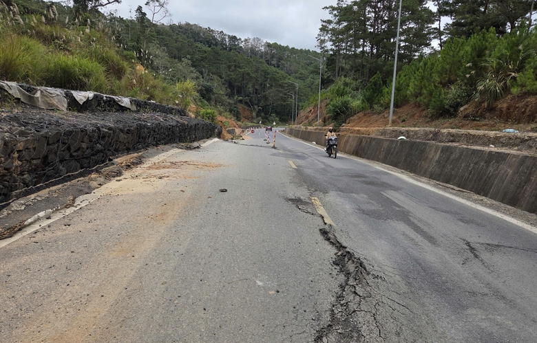 Cận cảnh đường đ&egrave;o Măng Đen tr&ecirc;n QL24 trồi l&ecirc;n 1,2m, nguy cơ bẻ g&atilde;y nền đường- Ảnh 5.