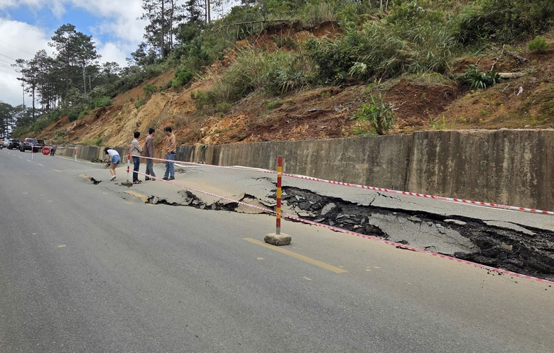Cận cảnh đường đ&egrave;o Măng Đen tr&ecirc;n QL24 trồi l&ecirc;n 1,2m, nguy cơ bẻ g&atilde;y nền đường- Ảnh 6.