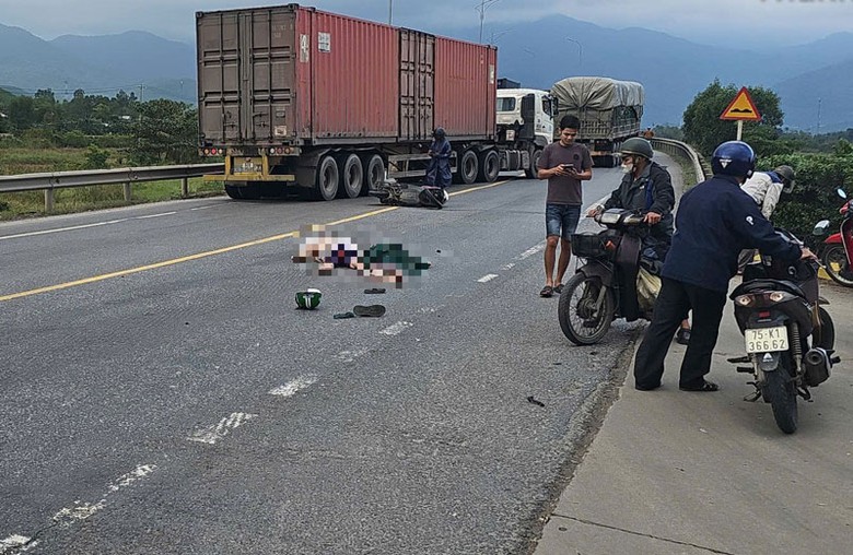 Hiện trường vụ tai nạn xảy ra tr&ecirc;n quốc lộ 1 qua x&atilde; Ph&uacute; Lộc, TP Huế.