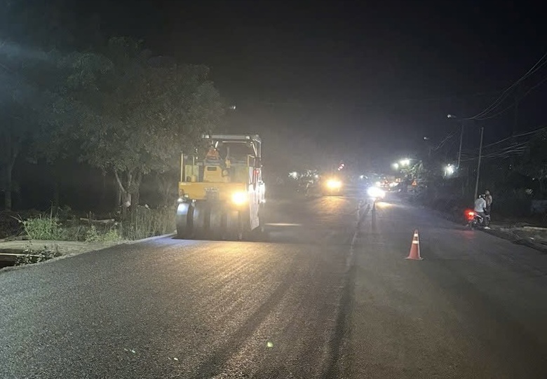 Công nhân ngày đêm cào bóc, thảm nhựa sửa chữa khẩn cấp QL14 để về đích vào 20/11- Ảnh 4. Công nhân ngày đêm cào bóc, thảm nhựa sửa chữa khẩn cấp QL14 để về đích vào 20/11- Ảnh 4.