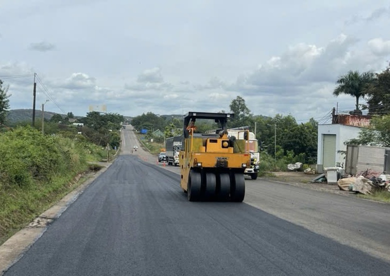 Công nhân ngày đêm cào bóc, thảm nhựa sửa chữa khẩn cấp QL14 để về đích vào 20/11- Ảnh 5. Công nhân ngày đêm cào bóc, thảm nhựa sửa chữa khẩn cấp QL14 để về đích vào 20/11- Ảnh 5.