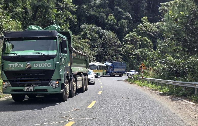 Hiện trường xe đầu k&eacute;o mất l&aacute;i t&ocirc;ng v&agrave;o ta luy lật chắn ngang, QL24 kẹt xe k&eacute;o d&agrave;i- Ảnh 8.
