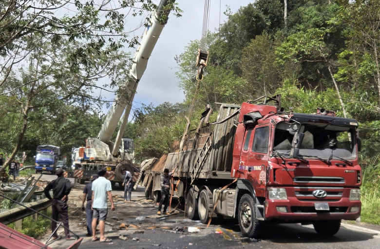 Hiện trường xe đầu k&eacute;o mất l&aacute;i t&ocirc;ng v&agrave;o ta luy lật chắn ngang, QL24 kẹt xe k&eacute;o d&agrave;i- Ảnh 1.